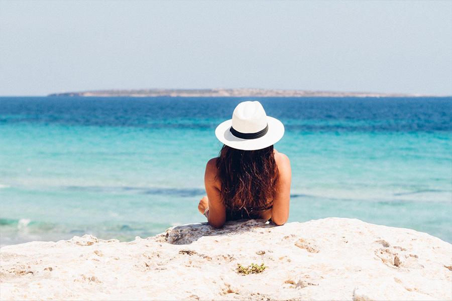 Uma mulher relaxante de férias à beira-mar