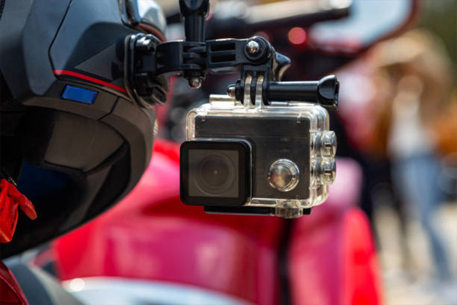 Câmera de ação anexada ao lado de um capacete de motocicleta