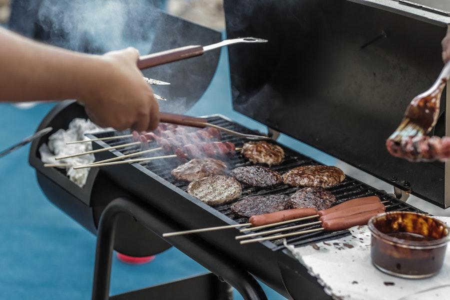 Persona anónima usando una parrilla de pellets de madera