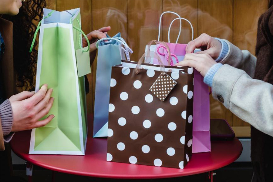 Sacchetti regalo in carta assortiti con manici