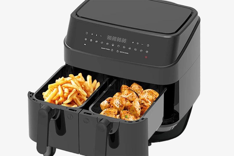 Airfryer de cesta con pollo y patatas fritas