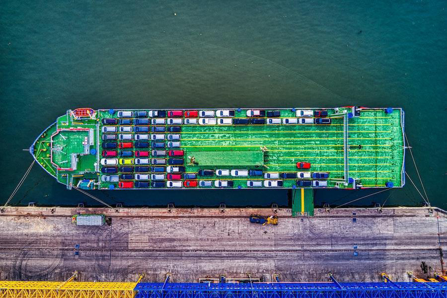 Nave da carico pronta per la spedizione di veicoli