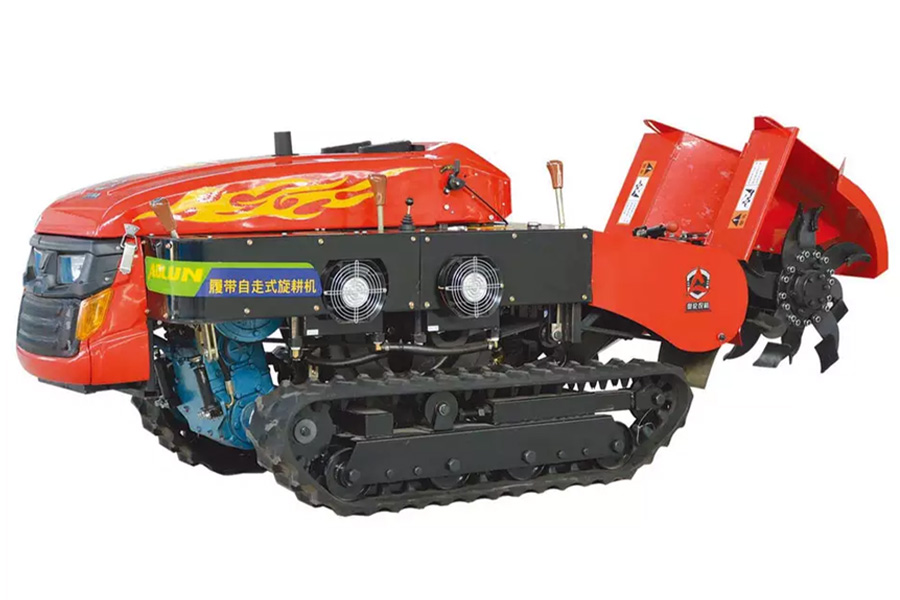 traktor perayap dengan bilah dozer