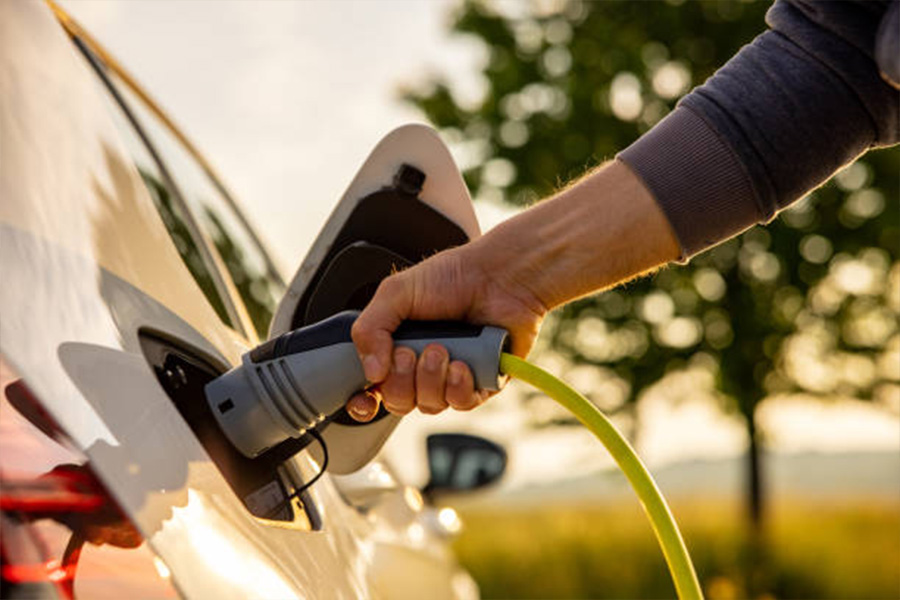 Auto elettrica collegata a ricarica da parte del proprietario