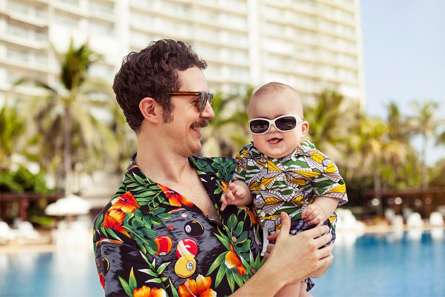 Padre e hijo vistiendo camiseta resort