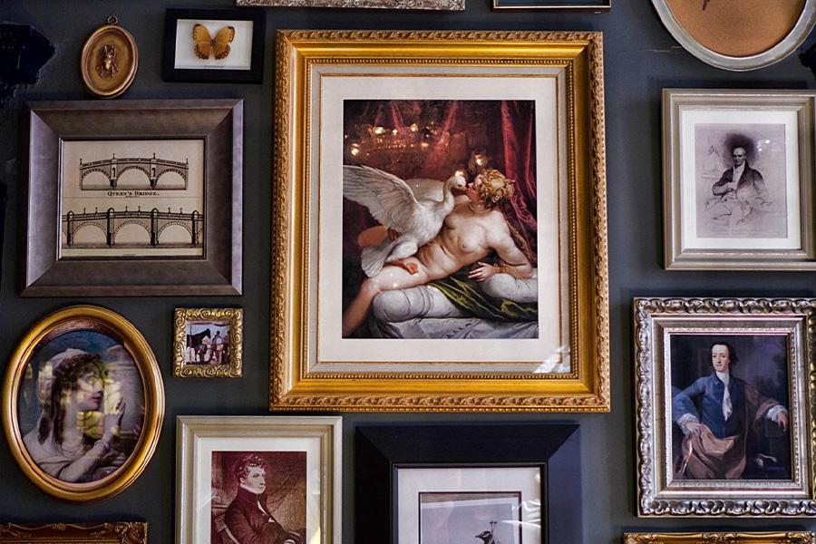 Interesting and decorative frames used on wall for interior design