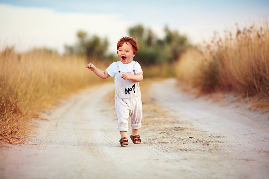 Niño pequeño con un mono beige minimalista