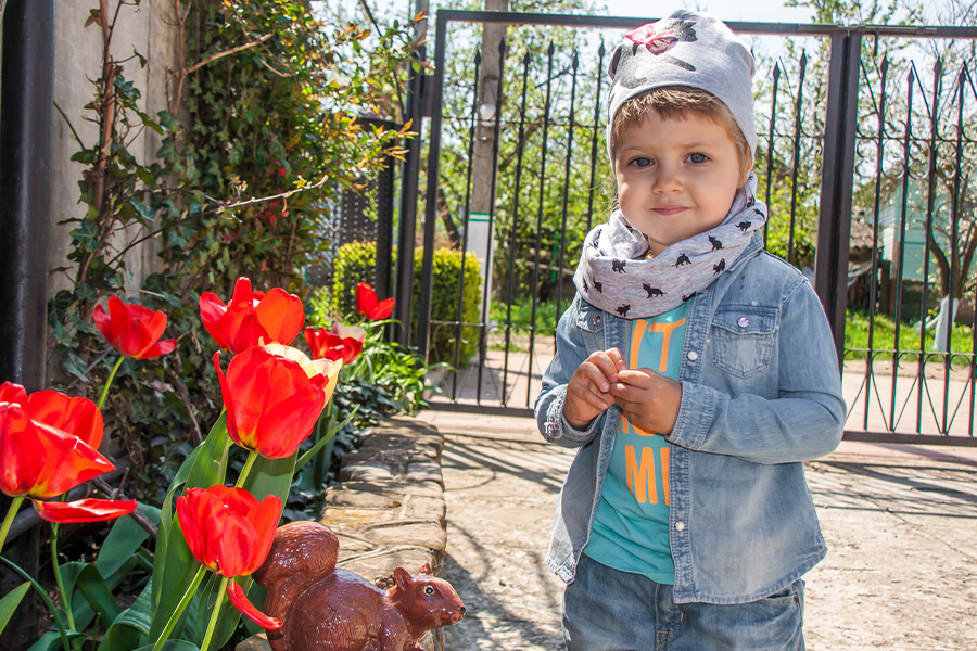 Bambina che indossa un set di jeans abbinato