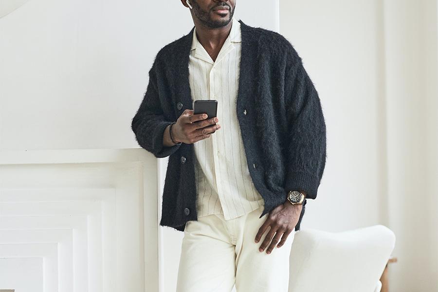 Homme posant avec un cardigan laineux noir