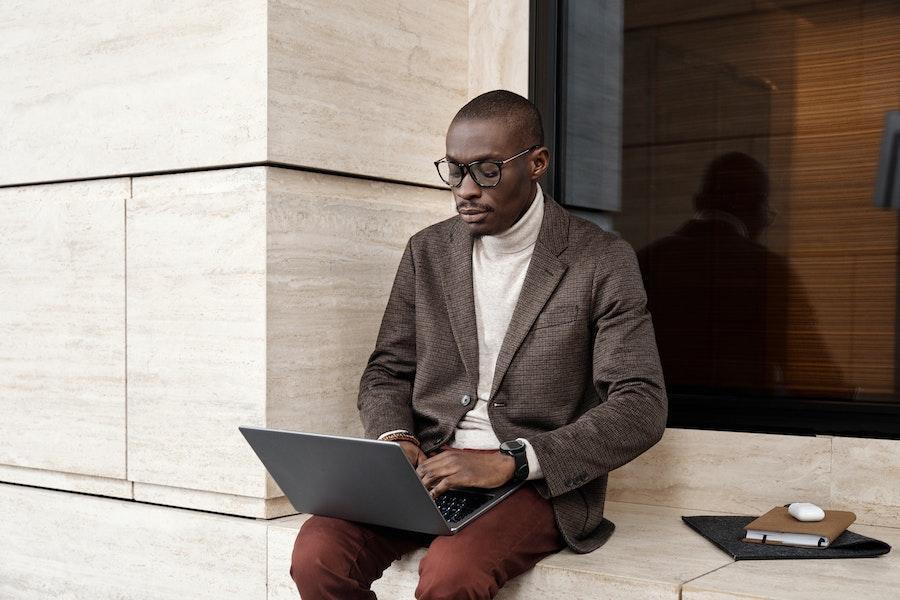 Man sitting with grey high-stance jacket