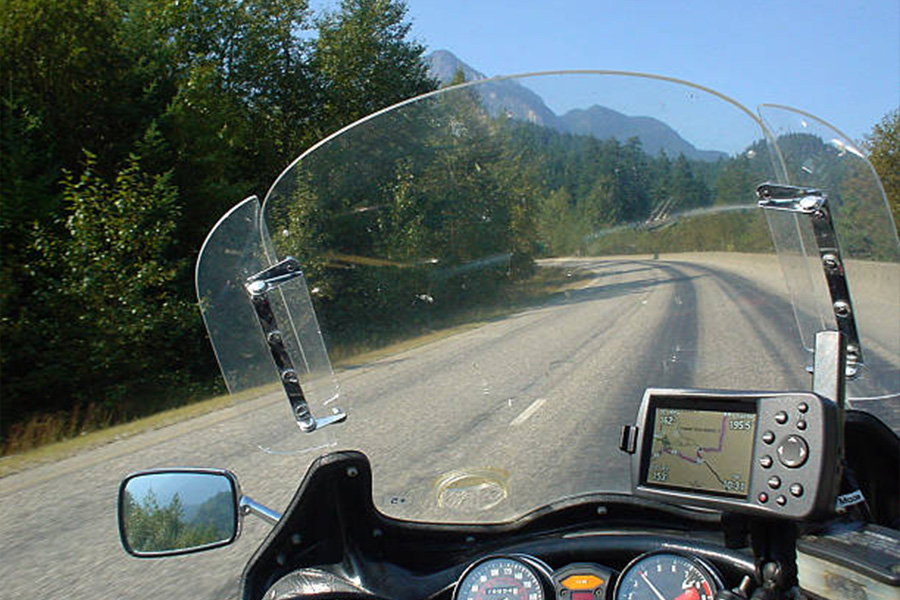 Motocicleta com GPS acoplado ao guidão