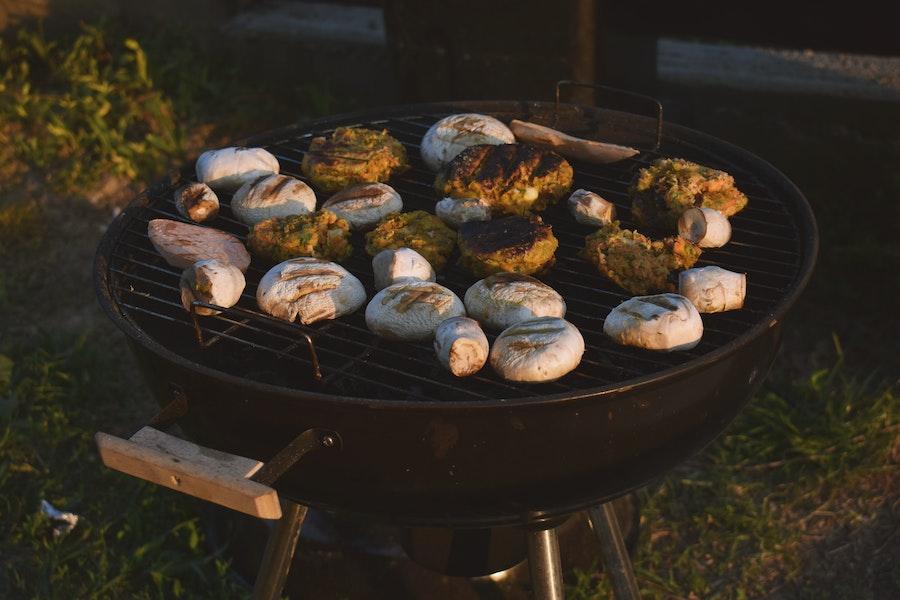 Asar a la parrilla al aire libre en una parrilla negra portátil