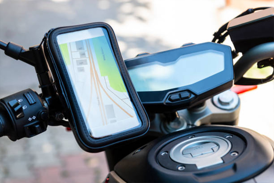 Montagem do telefone no guidão da motocicleta com GPS sendo usado