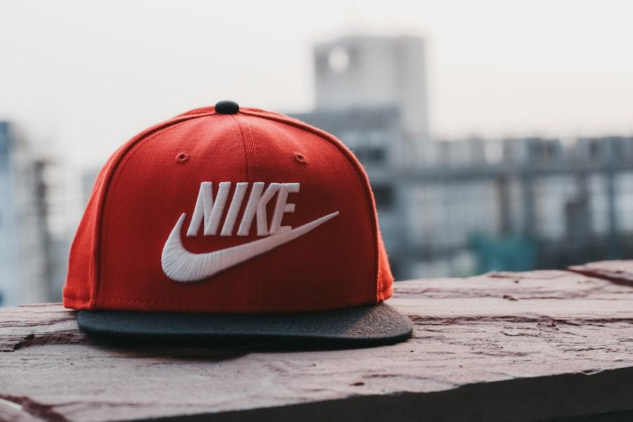 Gorra de béisbol roja y negra con visera plana