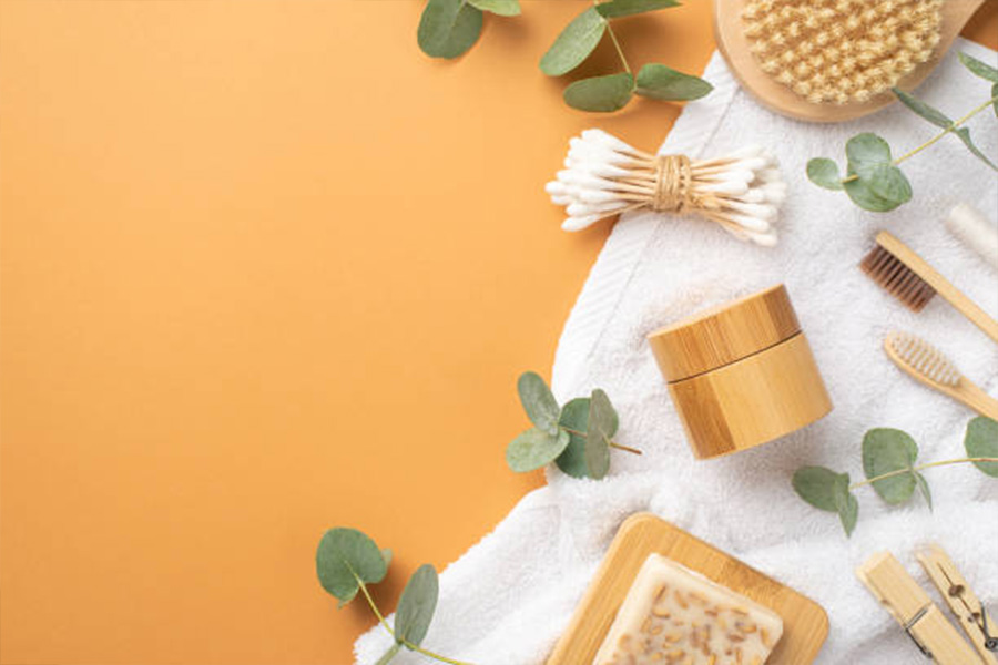 Petit pot de crème en bambou allongé sur une serviette blanche