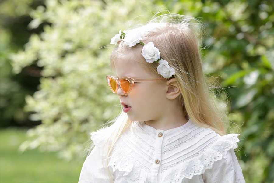 Niño con una blusa boho blanca