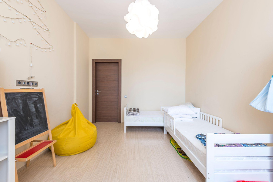 Dos camas infantiles extendidas en una habitación