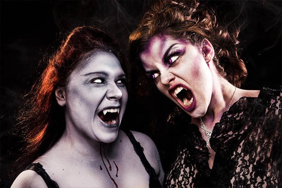 Duas mulheres vestidas como vampiras com maquiagem SFX