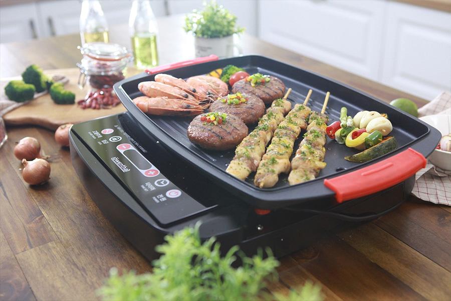 Verduras y carne cocinadas en una parrilla interior