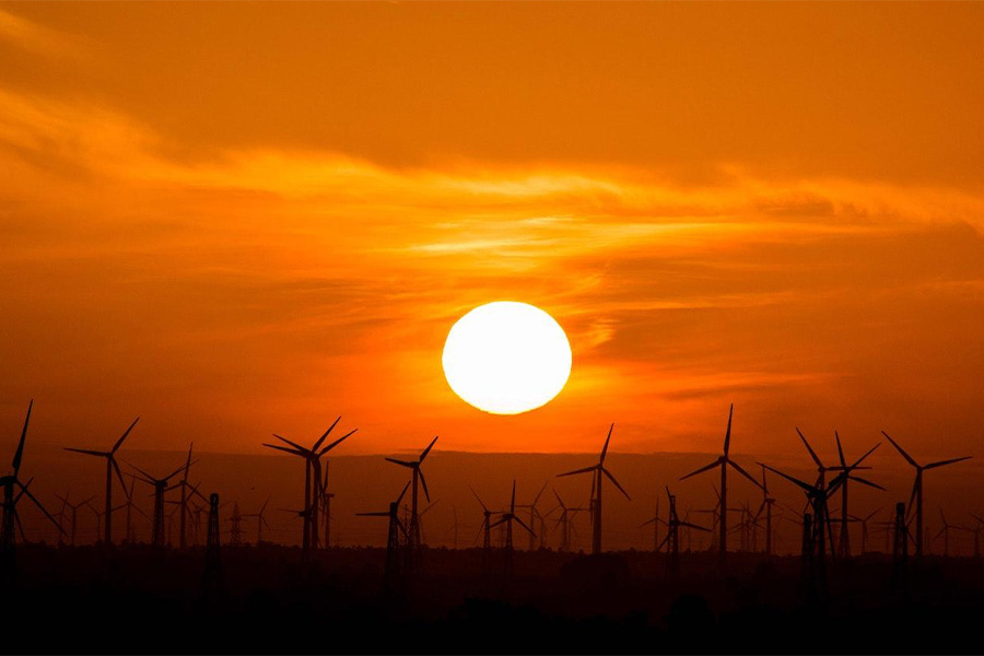 Turbine eoliche fotografate durante il tramonto