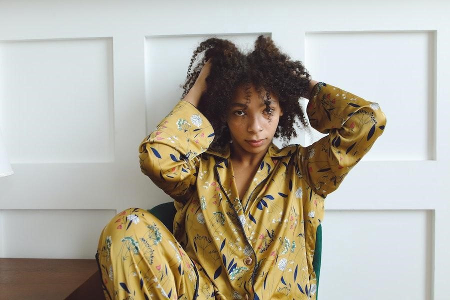 Mujer posando con pijama estampado amarillo