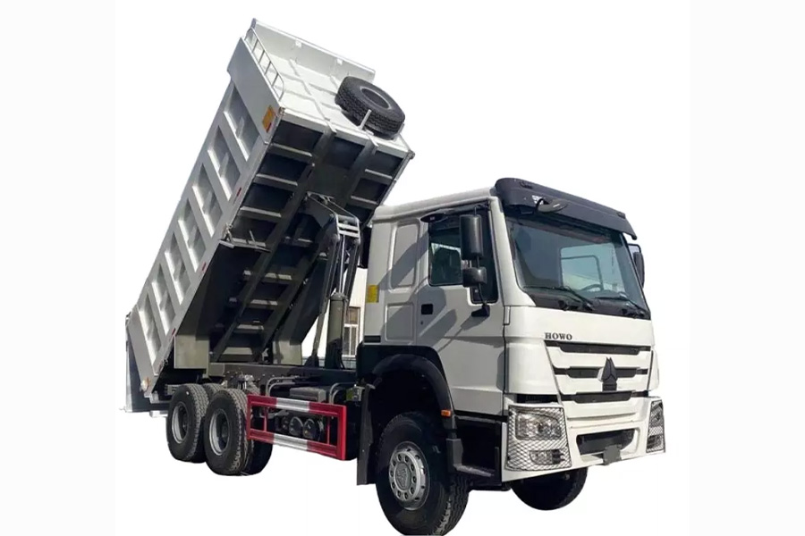 Một chiếc xe tải Sinotruk trên nền trắng