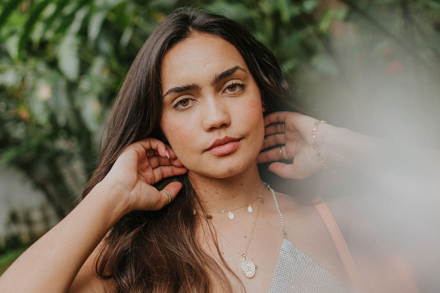 Une belle femme vêtue d'une élégante robe camisole