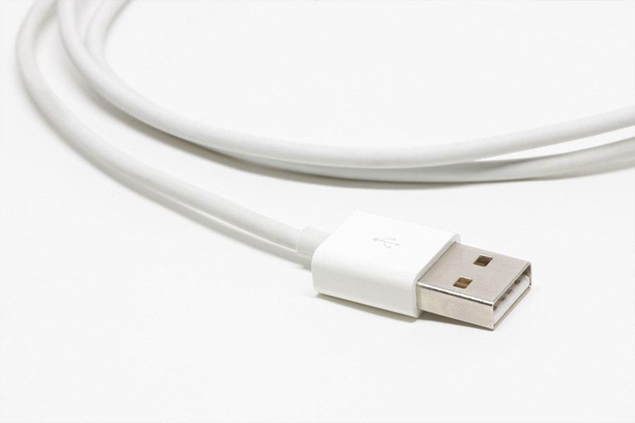 Un gros plan d'un câble USB