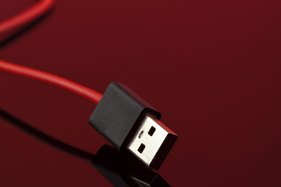 Un gros plan d'un câble USB