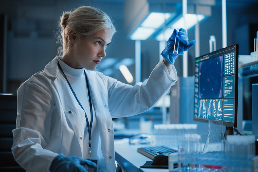 Um grupo de cientistas fazendo pesquisas em um laboratório