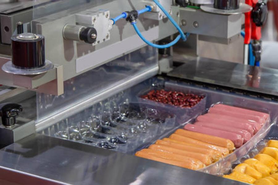 Une machine de scellage et d'emballage de thermoformage linéaire pour aliments