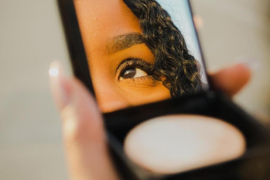 Eine Person hält eine kleine Textmarkerdose in der Hand