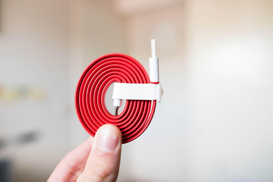 Un câble USB de couleur rouge enroulé