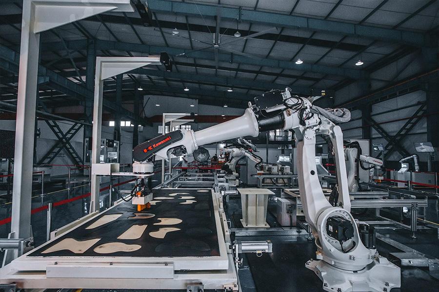 Une machine robotique à l'intérieur d'une usine