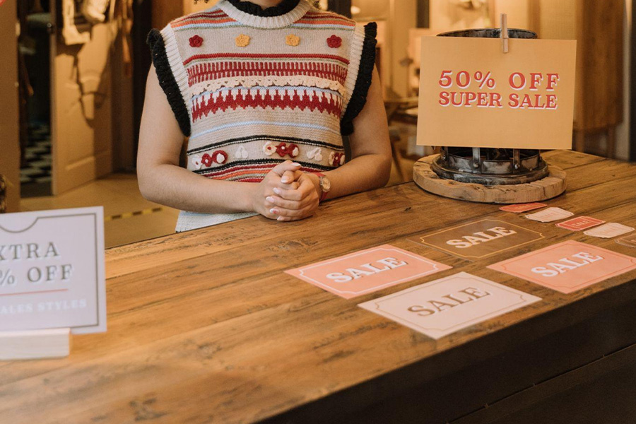 Una mujer dentro de una tienda