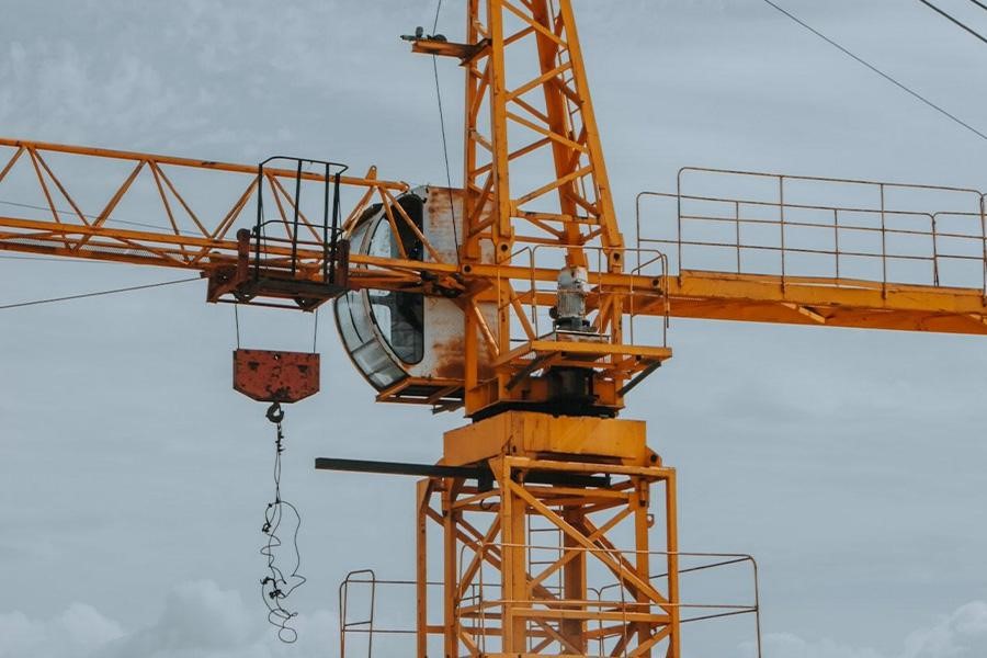 Menara derek kuning di lokasi konstruksi