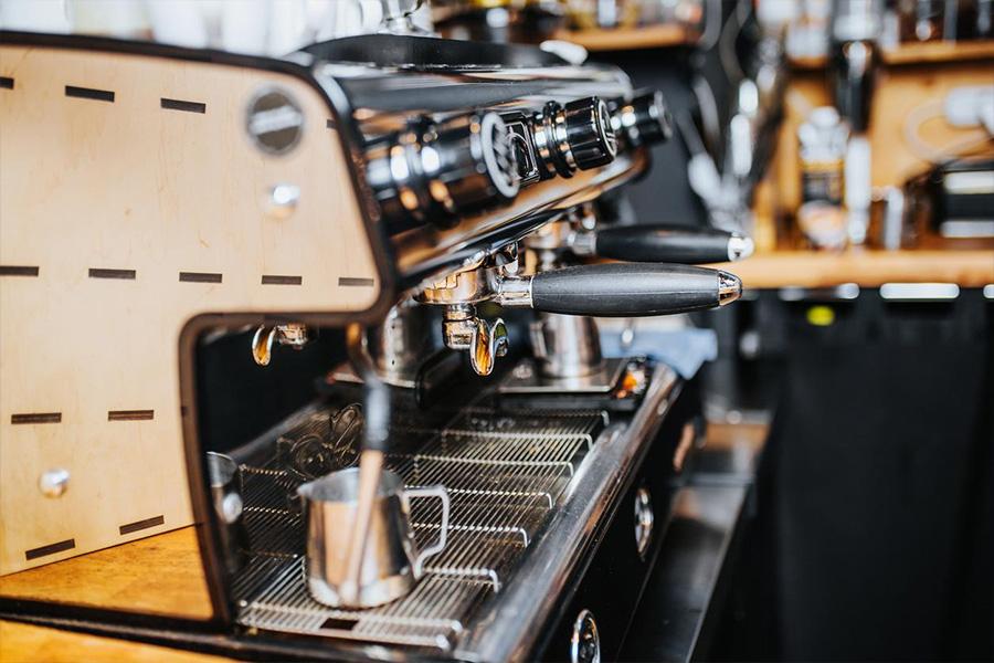 Machine à café avancée pendant le fonctionnement