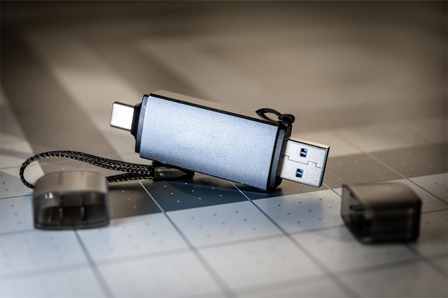 Un'unità flash USB di colore nero