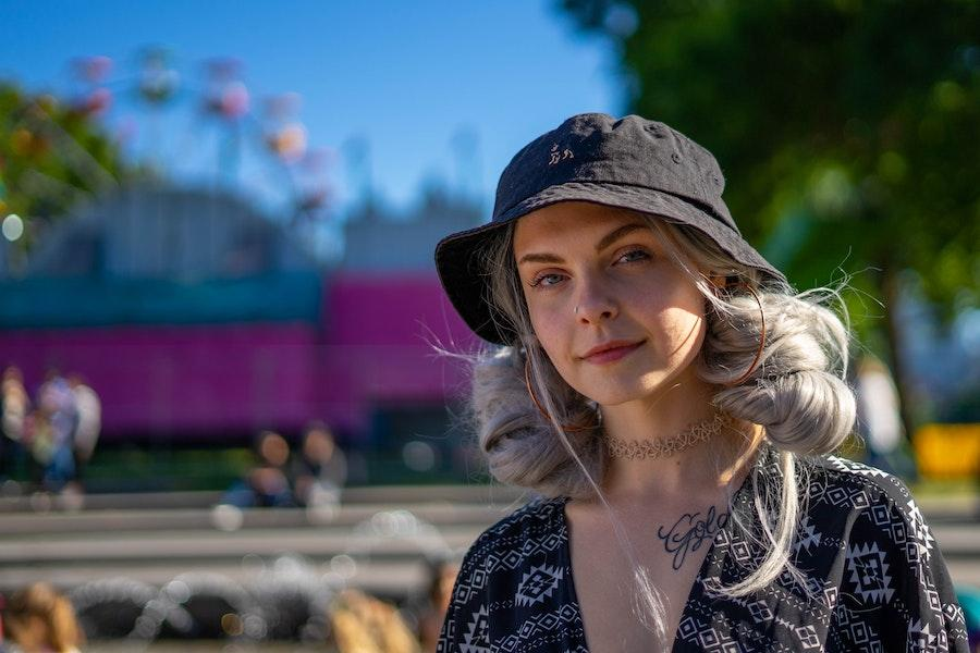 Donna bionda che indossa un cappello a secchiello nero