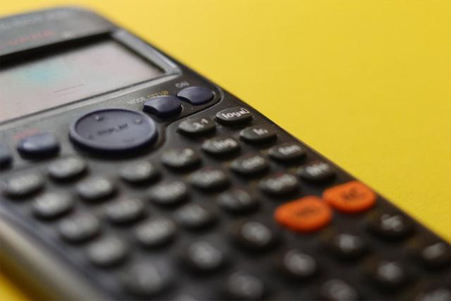 Calculatrice sur fond jaune