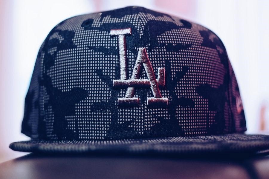 Immagine ravvicinata di un cappello snapback di Los Angeles stampato