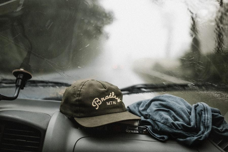 sombrero de camionero de papá descansando en un tablero