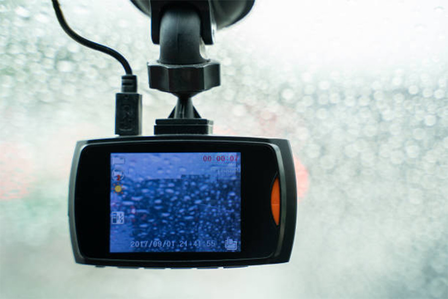 Dash camera gravando na chuva da janela da frente