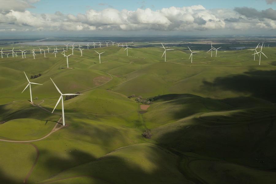 campo de turbinas eólicas gerando energia sustentável