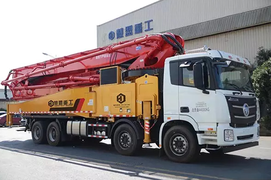 Camion pompe à béton Foton garé près d'un bureau