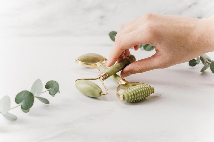 Rolos de beleza Jade em uma mesa