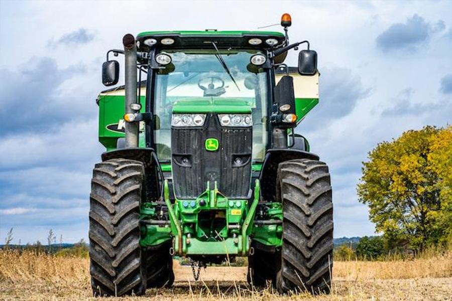 Gran tractor estacionado en un campo