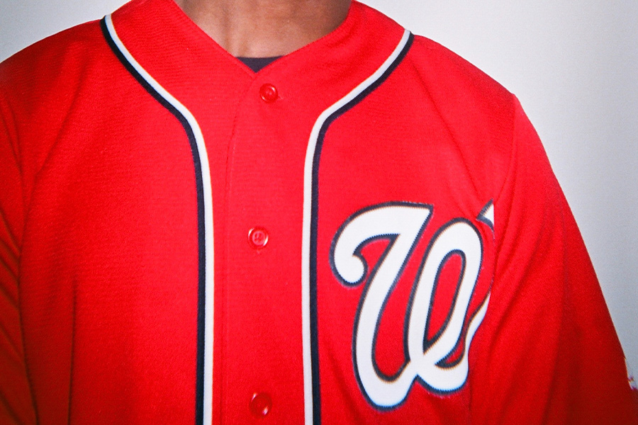 hombre vestido con una camiseta roja de béisbol