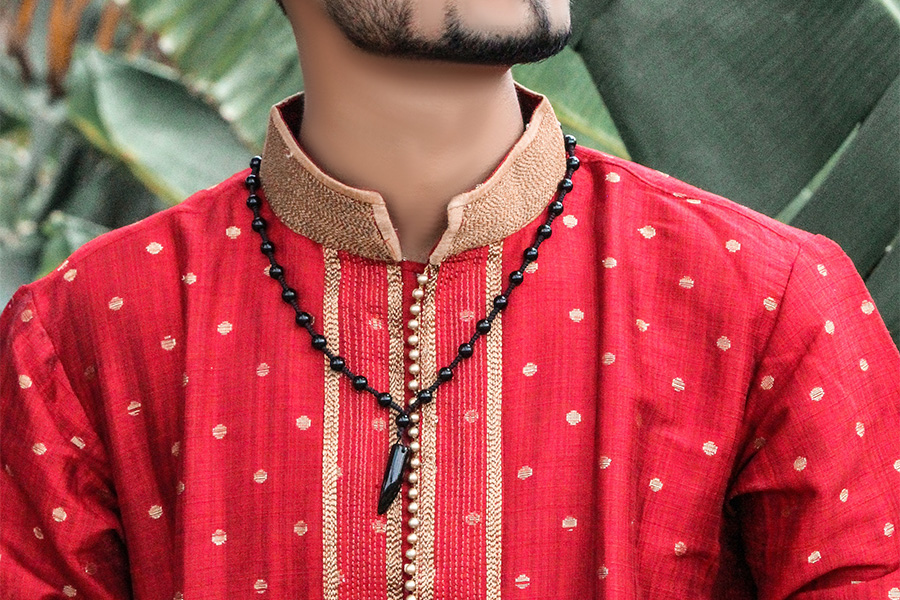 hombre con una camisa roja estampada con cuello de banda