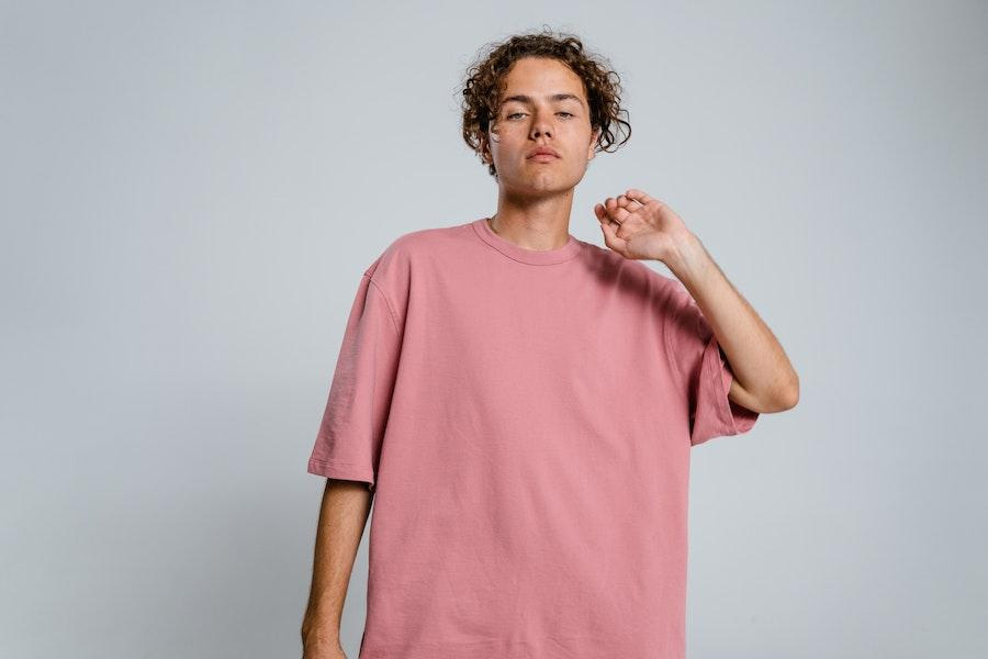 homem posando em uma camiseta rosa grande